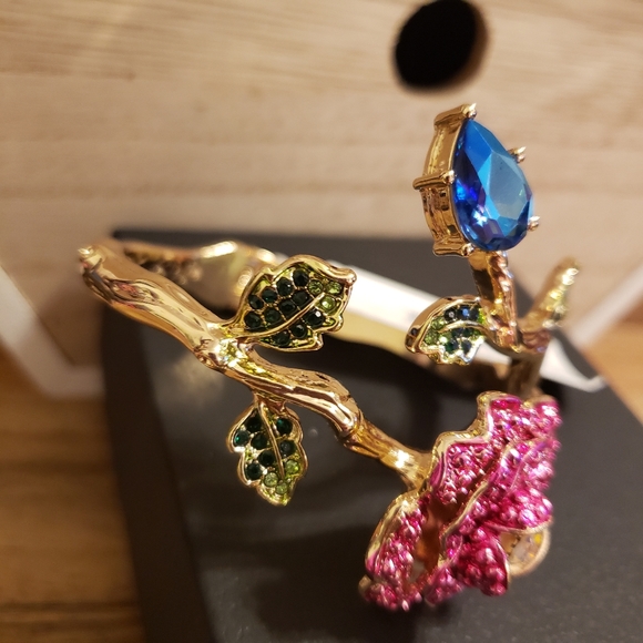 Betsey Johnson Bracelet - Picture 9 of 16